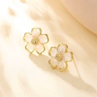 گوشواره طرح گل سفید طلایی نگین‌دار