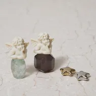 فرشته روی سنگ