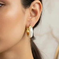گوشواره حلقه‌ای زنانه مدل کوآل طرح مرمرین صدفی (لاک‌پشتی) با فریم داخلی طلایی