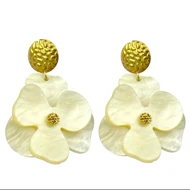 گوشواره زنانه مدل مایلین طرح گل صدفی مینیمال با جزئیات طلایی