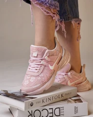 کتانی زنانه نایکی وی تو کی V2K گل‌دار