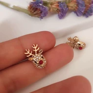 گل گوش زنانه طرح گوزن (آهو) با نگین‌های کریستالی و بینی قرمز – آبکاری طلا