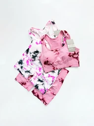 ست ورزشی نیم‌تنه کاپ‌دار و شورتک پشت چروک سیملس