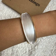 بنگل بیضی مرواریدی با قاب طلایی