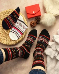 جوراب زنانه ساق‌دار سنتی قشقایی