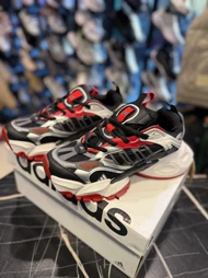 کتانی رانر آدیداس مشکی قرمز