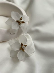 گوشواره گل سفید بزرگ