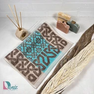حوله دستی طرح کلاسیک رنگ نسکافه ای فیروزه ای