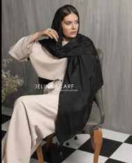 روسری مشکی منگوله‌دار