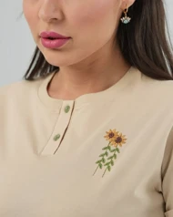 تیشرت یقه سه دکمه گلدوزی