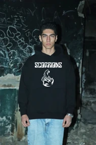 هودی مشکی اسپرت طرح Scorpions 3 - فواصل