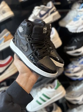 جردن ساق‌دار مشکی ورنی زیره سفید