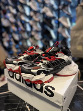 کتانی رانر آدیداس مشکی قرمز