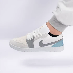 کفش کتانی اسپرت مردانه رنگ سفید طوسی مدل نایک NIKE Jordan 1 low