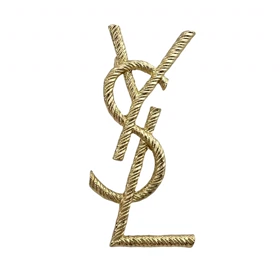 گل سینه طرح YSL طلایی، استایلی بی‌نظیر برای بانوان خوش سلیقه