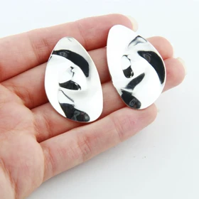 گوشواره زنانه میخی مدل مثلثی (نقره‌ای)