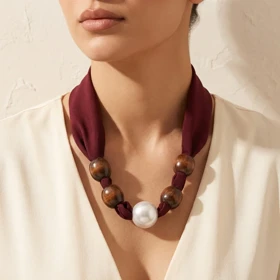 گردنبند زنانه مدل ناتورا واین پرلا بافت پارچه‌ای لوکس با مهره چوبی طبیعی و مروارید درشت