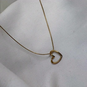 گردنبند استیل مدل «تک قلب» | زنجیر ماری (Snake) طلایی و پلاک منحنی