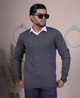 پلیور بافت یقه هفت درجه یک رنگ طوسی و نوک مدادی