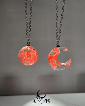 گردنبند گوی و ماه ابری