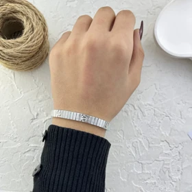 دستبند زنانه مدل آموره آنلیمیتد طرح کارتیه لاو