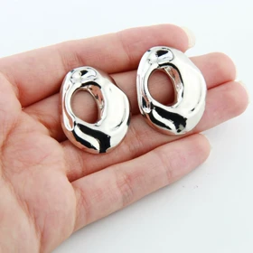 گوشواره زنانه میخی مدل بیضی منحنی (نقره‌ای)