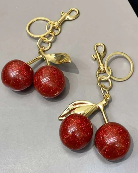 آویز کیف طرح گیلاس قرمز براق، همراهی دوست‌داشتنی برای کیف شما از برند کوچ