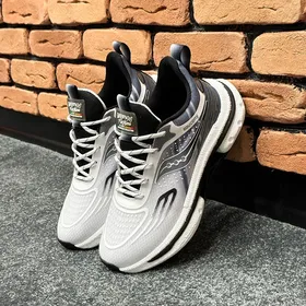 کتانی مردانه اسپرت رانینگ مدل ساکونی Saucony رنگ سفید مشکی