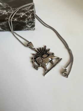 گردنبند طرح شیر و خورشید استیل (نقره‌ای آنتیک)