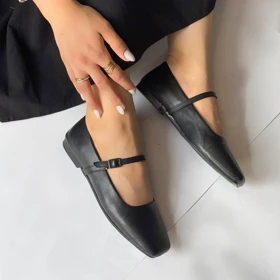 کفش عروسکی