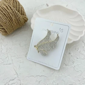 گل سینه زنانه طرح پروانه با نگین های درخشان