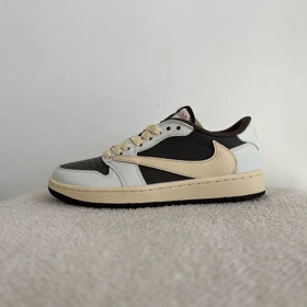 ترویس جردن سفید_کرم