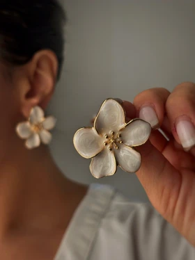 گوشواره های گل سفید