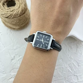 ساعت مچی زنانه صفحه مربعی طرح فلورا، انتخابی شیک