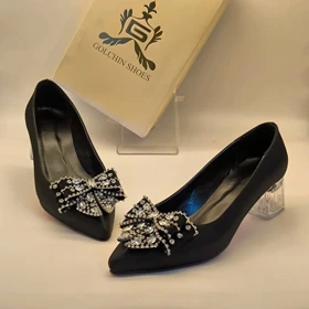 مجلسی پاشنه شیشه ای