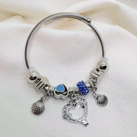 دستبند بنگل استیل طرح «پاندورا اقیانوسی» | با آویز صدف و قلب آبی