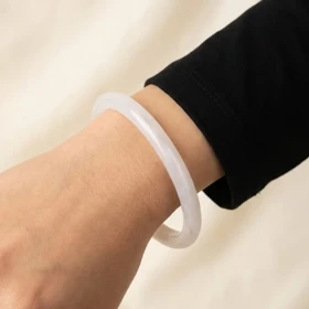 دستبند زنانه بنگل رزینی مدل الورا شیری شفاف