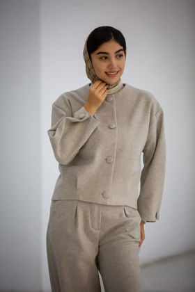 کت کراپ دخترانه مچ دکمه دار (کرم)