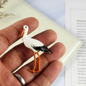 گل سینه زنانه مدل لک لک مهربان کد G_Lnd_516