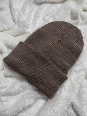 کلاه بافت قهوه ای رگه دار