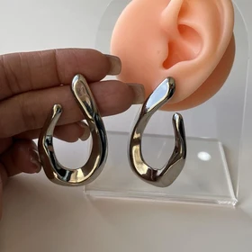 گوشواره میخی مینیمال بزرگ کیوت رنگ نقره ای