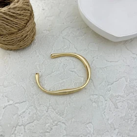 دستبند زنانه بنگل مدل گلدی‌لاین طرح خط طلایی مینیمال