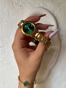 ساعت مچی زنانه با صفحه سبز رنگ و طراحی کلاسیک