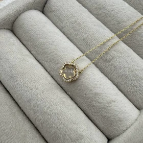 گردنبند طلایی با آویز گل قلبی شیشه ای