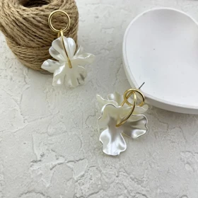 گوشواره زنانه مدل مرواریدگل طرح گل با جلوه مرواریدی