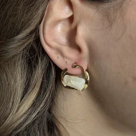 گوشواره طلایی با آویز سفید انتزاعی