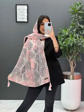 شال طرح هندسی منگوله‌دار