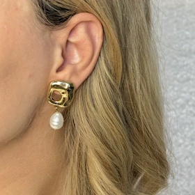 گوشواره طلایی با طراحی هندسی و مروارید