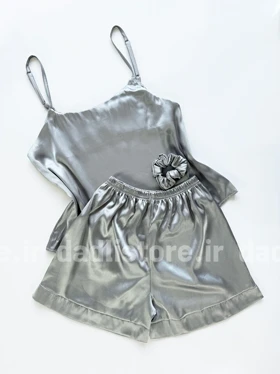 ست لباس خواب تاپ و شورتک ساتن ساده طوسی روشن