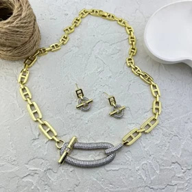 نیم‌ست زنانه مدل ایمپریو T طرح طلا هرمس با آویز نگین‌دار و زنجیر خاص (گردنبند و گوشواره)